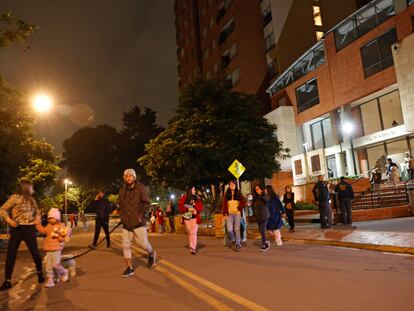 Residentes de un edificio salen de sus viviendas tras sentir un sismo este viernes en Bogotá.