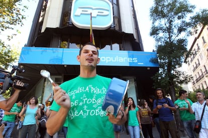 Concentración de profesores ante la sede del PP en la calle Génova de Madrid en contra de los recortes en la escuela pública, en septiembre del 2011.