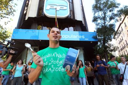 Concentración de profesores ante la sede del PP en la calle Génova de Madrid en contra de los recortes en la escuela pública, en septiembre del 2011.