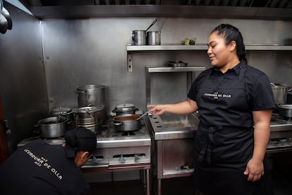 Thalía Barrios trabaja en la cocina del restaurante Levadura de Olla, en Oaxaca.