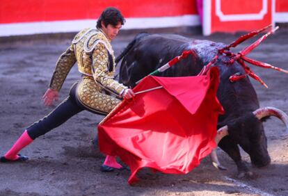 Sebastián Castella, con su primer toro.