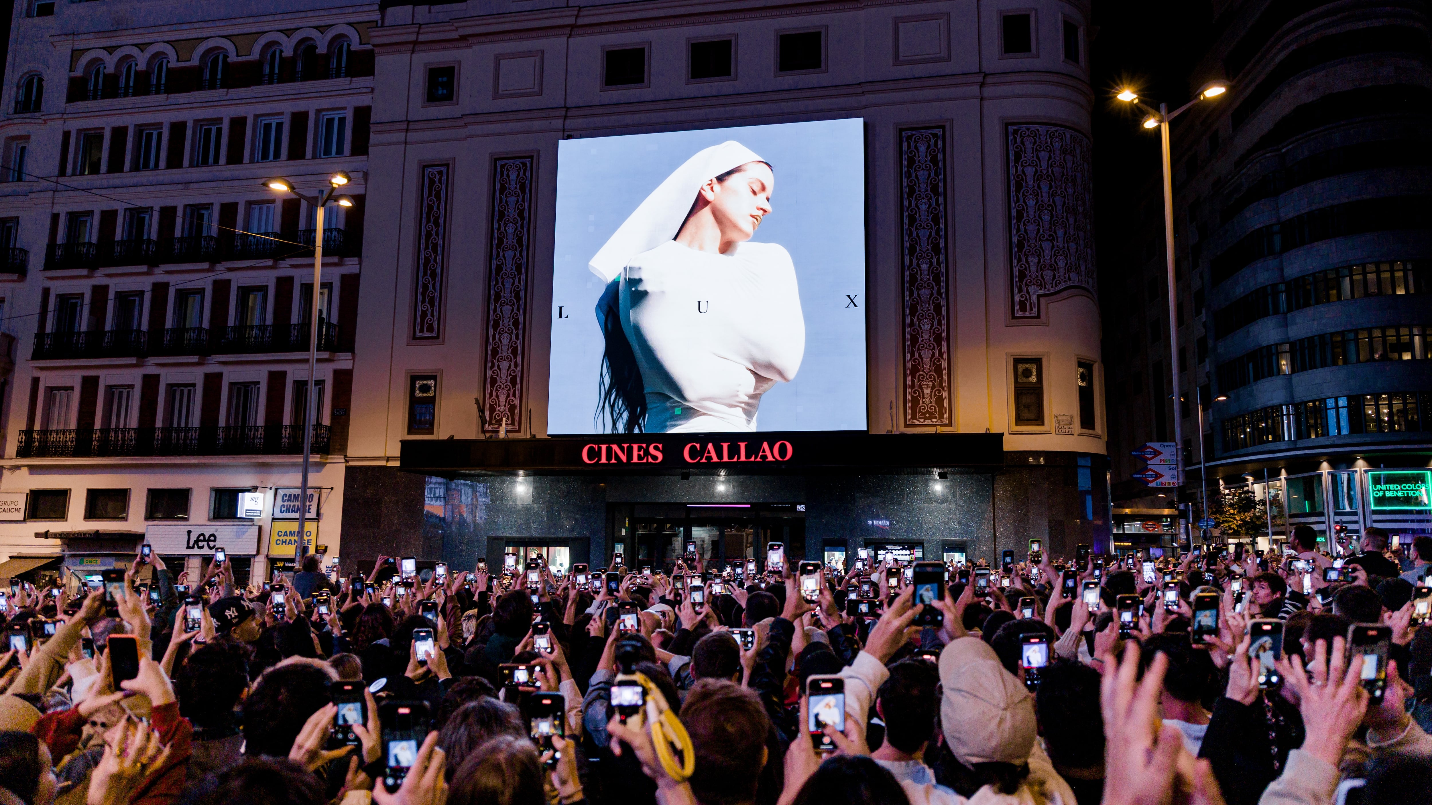Decenas de personas observaban la portada del nuevo álbum de Rosalía, 'Lux', en la plaza de Callao.