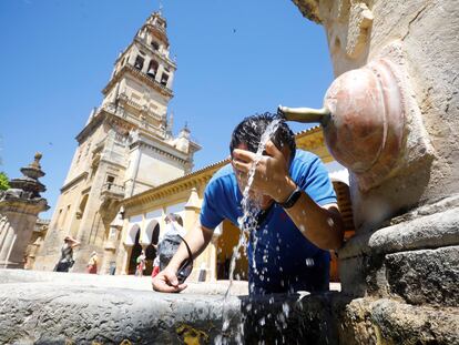 Un hombre se refresca en una fuente céntrica de Córdoba debido a las altas temperaturas.