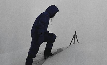 Messner, en 1980, junto al tr&iacute;pode abandonado en la cumbre del Everest.