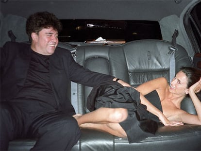 Pedro Almodóvar y Penélope Cruz, en una limusina durante la promoción de <i>Todo sobre mi madre</i> en Hollywood.