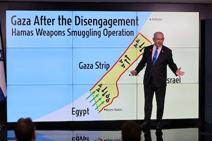 El primer ministro israelí, Benjamin Netanyahu, frente a un mapa de Gaza durante una conferencia de prensa, este miércoles en Jerusalén.