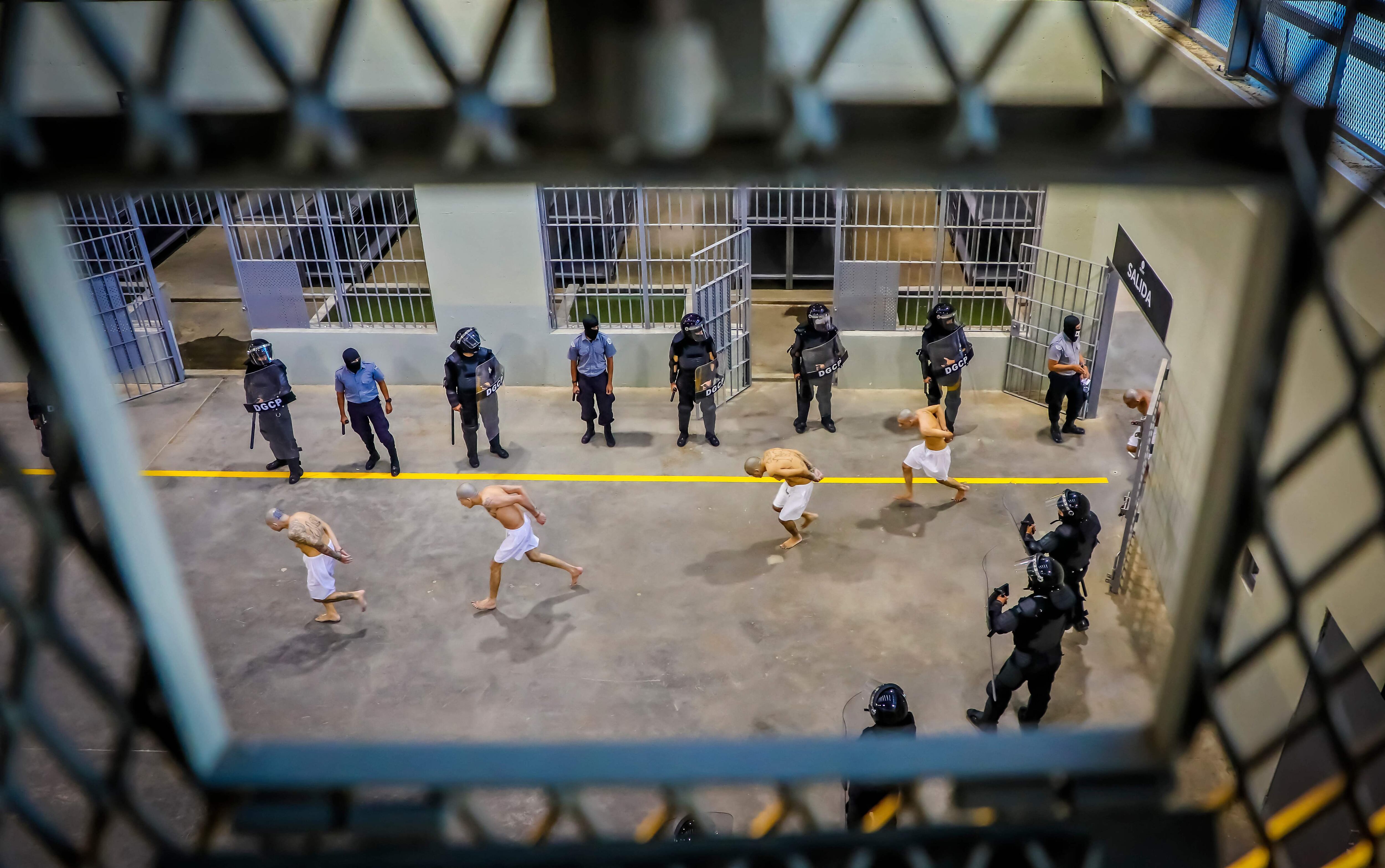 Un primer grupo de 2.000 detenidos son trasladados a la cárcel Centro de Confinamiento de Terroristas, el 24 de febrero, en Tecoluca, El Salvador. 