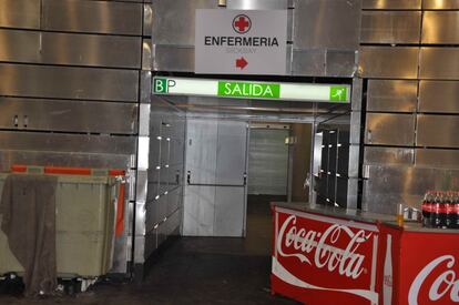 Barras frente a los pasillos. Las imágenes de la Policía científica muestran brras obstruyendo los pocos corredores accesibles para salir y entrar de la pista del Madrid Arena, pero pudo deberse a su movimiento tras la fiesta por parte de los camareros.