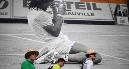 Aficionados pasean delante de una imagen de Noah en Roland Garros.