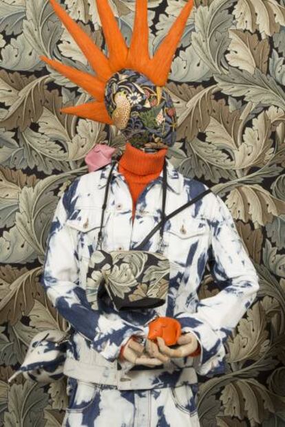 La colección combina estampados clásicos de William Morris con tejido vaquero desteñido, un guiño a la subcultura punk.