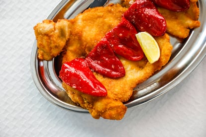 Escalope de pollo y pimientos rojos confitados, el plato emblema del local. 