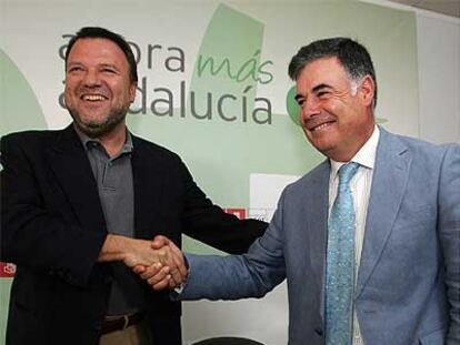 José Antonio Viera y Alfredo Sánchez Monteseirín (izquierda), ayer en la sede del PSOE de Sevilla.