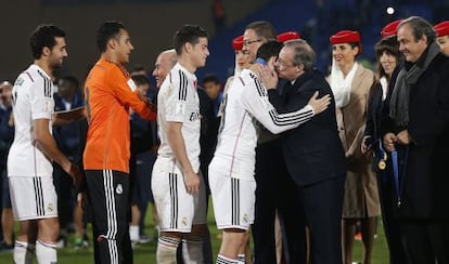 El presidente del Madrid Florentino Pérez felicita a sus jugadores. 