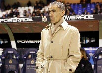 Carlos Terrazas, entrenador del Mirandés, durante el partido de Copa contra el Deportivo en Riazor. Su equipo se ha metido en los cuartos de final.