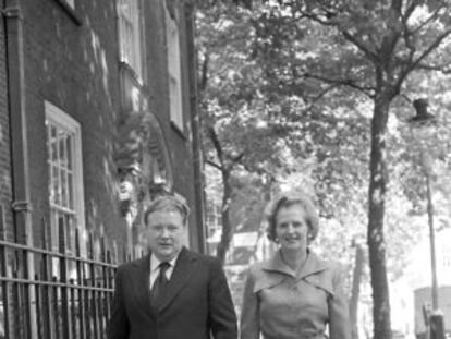 Lord Alistair McAlpine, cuando era asesor de la entonces primera ministra Margaret Thatcher, junto a esta.