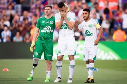 Alan Ruschel ficou muito emocionado ao ser aplaudido de pé pelo público que acompanhava ao amistoso entre o Barça e a Chape no Camp Nou. 