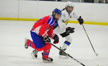 Imagen del partido disputado el 7 de septiembre en Florida, EEUU, entre Stanley , de las Islas Malvinas, y la selección sub 16 de hockey sobre hielo de Argentina.