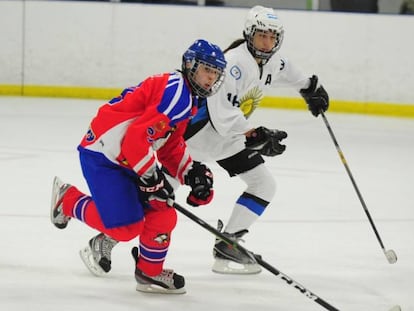Imagen del partido disputado el 7 de septiembre en Florida, EEUU, entre Stanley , de las Islas Malvinas, y la selección sub 16 de hockey sobre hielo de Argentina.