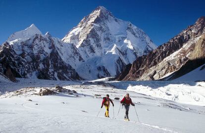 Dos monta&ntilde;eros en el glaciar Godwin-Austen regresando del campamento base del K2, en el Karakorum (Pakist&aacute;n). 