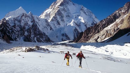 Dos monta&ntilde;eros en el glaciar Godwin-Austen regresando del campamento base del K2, en el Karakorum (Pakist&aacute;n). 