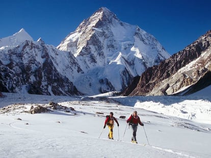 Dos monta&ntilde;eros en el glaciar Godwin-Austen regresando del campamento base del K2, en el Karakorum (Pakist&aacute;n). 