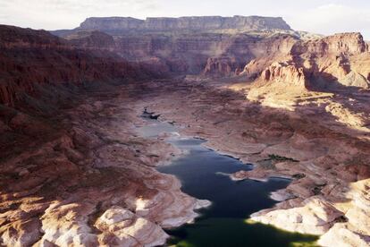 De no ser por la sequía, la mayor parte de la zona que presenta esta vista aérea estaría cubierta por el agua del lago Powell, en el río Colorado, que lleva agua a varios estados de la zona Sur de Estados Unidos.