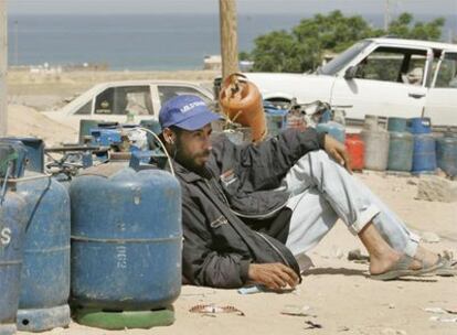 Un palestino espera junto a una gasolinera de Gaza para rellenar sus bombonas.