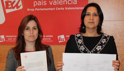 Las diputadas de EU Esther López Barceló y Rosa Pérez con la denuncia que presentaron ante la fiscalía.