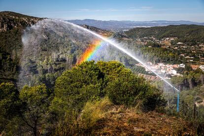 Cañones de agua instalados en la urbanización Santa Marina de Carcaixent, en Valencia. 