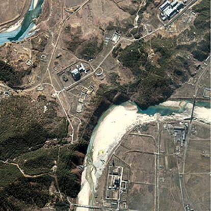Vista de la central nuclear de Yongbyon, en Corea del Norte, tomada por un satélite de EE UU.