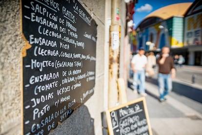 Pizarra de menú del día en el centro de Madrid.