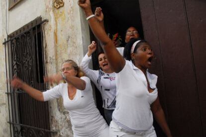 Integrantes del grupo de mujeres Damas de Blanco se manifiestan en La Habana para protestar contra el encarcelamiento de disidentes.