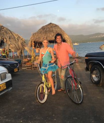 Shakira y Carlos Vives en un momento de la grabación del vídeo de 'La bicicleta'