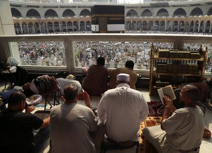 Peregrinos musulmanes rezan y rodean la Kaaba, el santuario más sagrado para el Islam, en la Gran Mezquita de la ciudad de La Meca (Arabia Saudí).