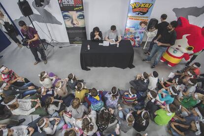 Akihiro Hito en su charla a unos 70 niños en la Escuela de Cómic y Artes Gráficas Joso de Barcelona.