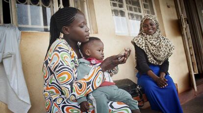 Phiona y Tamale visitan el centro de salud Nsangi (Uganda).