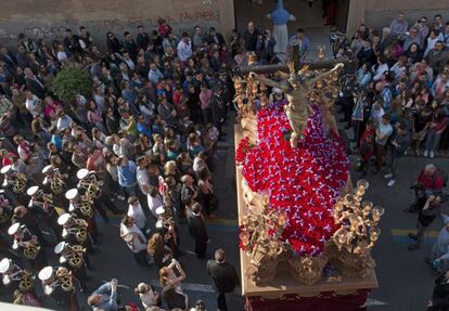 <b>MARTES SANTO. Almería.</b> La imagen del Cristo del Amor sale de la iglesia de San Sebastián.