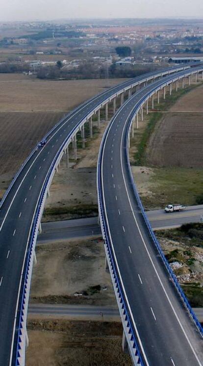 Las carreteras radiales de peaje no consiguen aligerar el tráfico de las autovías nacionales que hacen el mismo recorrido.