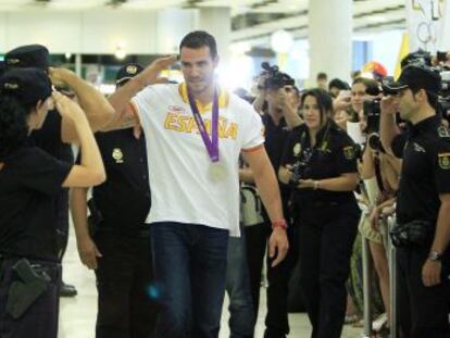 Saúl Craviotto, recibido por sus compañeros de la Policía Nacional tras Londres 2012.