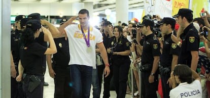Saúl Craviotto, recibido por sus compañeros de la Policía Nacional tras Londres 2012.