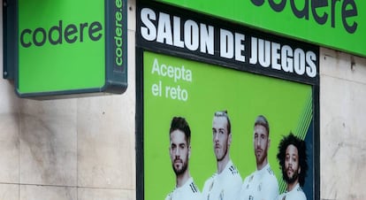 Un salón de Codere con la imagen de jugadores del Real Madrid