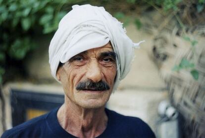 Bagdad, Irak. 2002. Este señor solía venir a intentar arreglar los destrozos que hacía mi perro Tamer, dátil en árabe, en el pequeño jardín que tenía en mi casa en Bagdad. No consigo recordar su nombre, aunque sí su amable sonrisa desdentada. Me pregunto qué habrá sido de él y cómo estará tras esta, otra más, dura década que a los iraquíes les ha tocado vivir inmerecidamente.