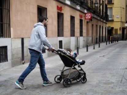 Cada vez más hombres comparten la crianza de los hijos. Sus problemas a la hora de corresponsabilizarse son los permisos de paternidad no igualitarios y los extensos horarios