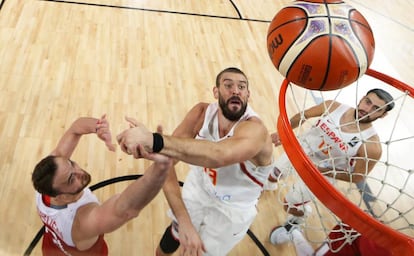 Mar Gasol lucha por un rebote.