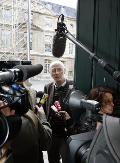 El secretario del museo, Fabien Docaigne, atiende a la prensa.