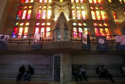 Visitantes descansan durante la visita a la basílica.