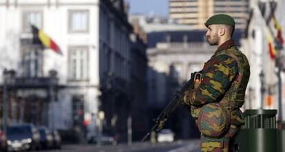 Un soldado vigila la Embajada de EE UU en Bruselas. 