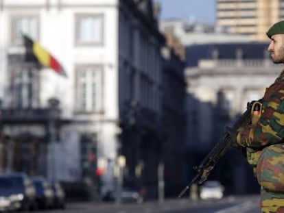 Un soldado vigila la Embajada de EE UU en Bruselas. 