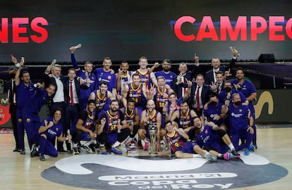 Los jugadores del Barça y el cuerpo técnico celebran la victoria conseguida ante el Real Madrid, en el encuentro correspondiente a la final de la Copa del Rey 2021 de baloncesto.