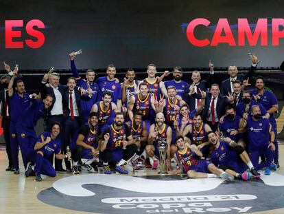 Los jugadores del Barça y el cuerpo técnico celebran la victoria conseguida ante el Real Madrid, en el encuentro correspondiente a la final de la Copa del Rey 2021 de baloncesto.